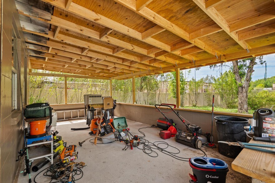 More Photos Of 4349 Louis Ave, Holiday Warehouse For Sale