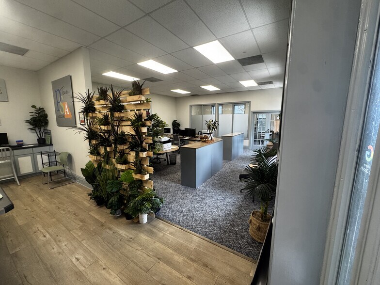 More Photos Of 136 S Main St, Saint Charles Storefront Retail Office For Lease