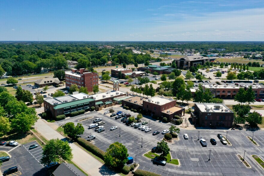 More Photos Of 2101 W Chesterfield Blvd, Springfield Office For Sale