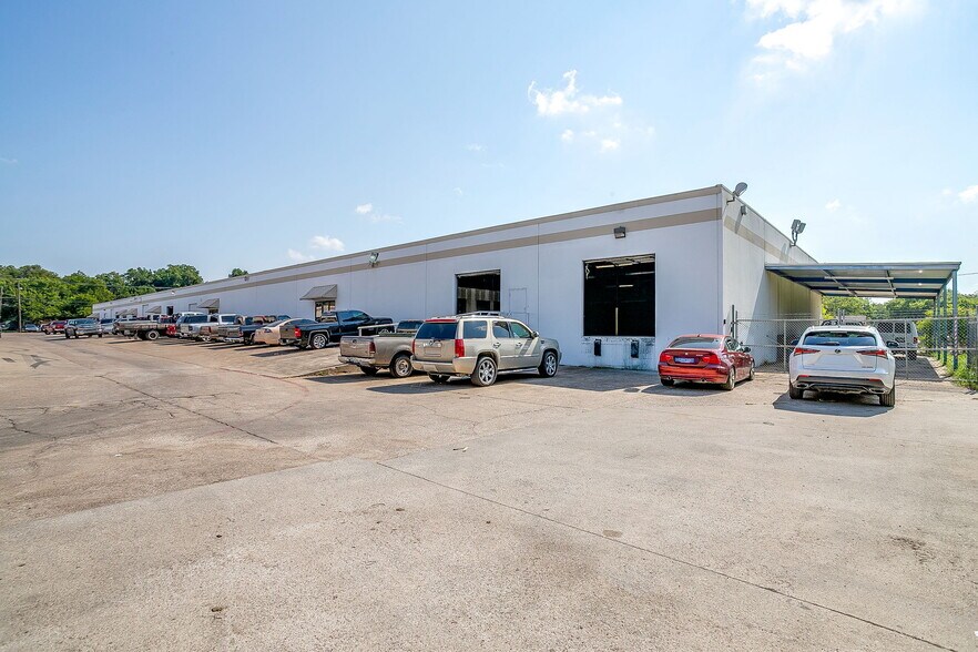 More Photos Of 5520 Midway Rd, Haltom City Warehouse For Lease