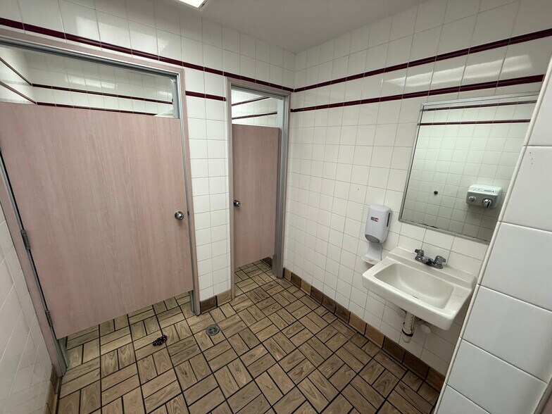 More Photos Of 225 S Fremont St, Shenandoah Fast Food For Lease