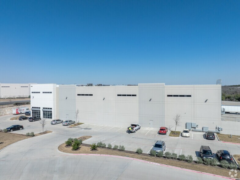 More Photos Of 9219 Tuscany Way, Austin Distribution For Lease