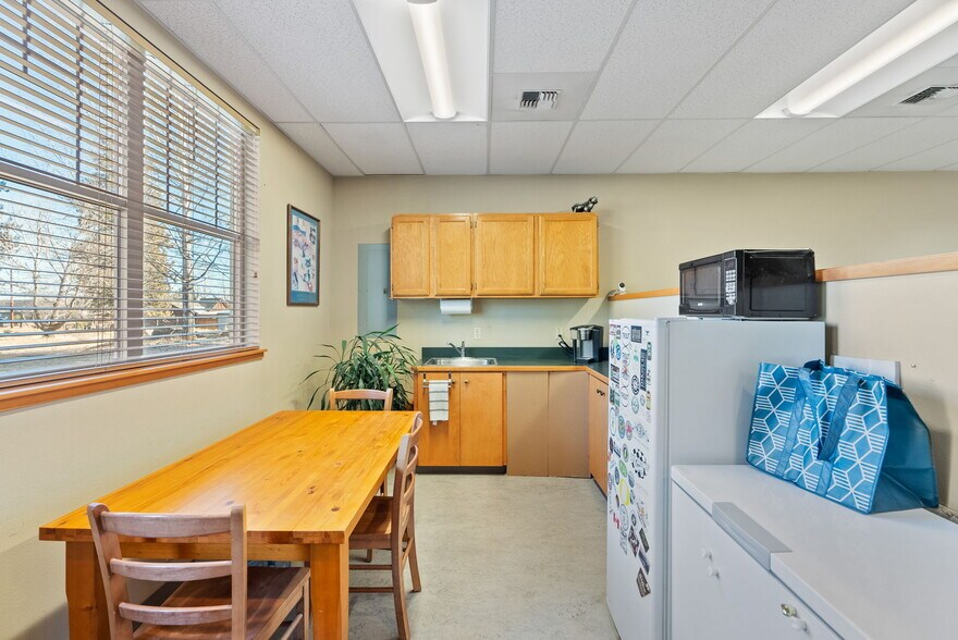 More Photos Of 392 W Main Ave, Sisters Medical For Sale