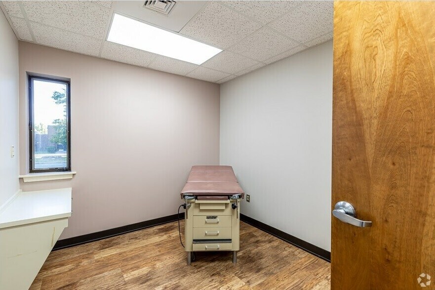 More Photos Of 2150 Main St, Springfield Medical For Lease