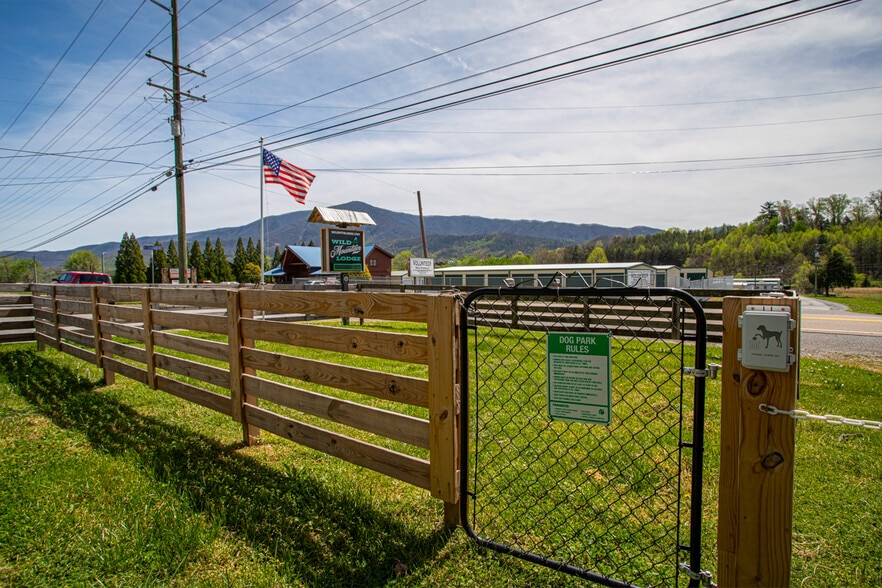 More Photos Of 3804 Wears Valley Rd, Sevierville Hotel For Sale