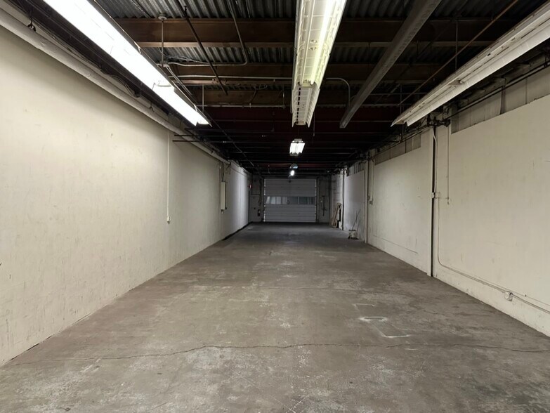 More Photos Of 76 Viaduct Rd, Stamford Warehouse For Lease