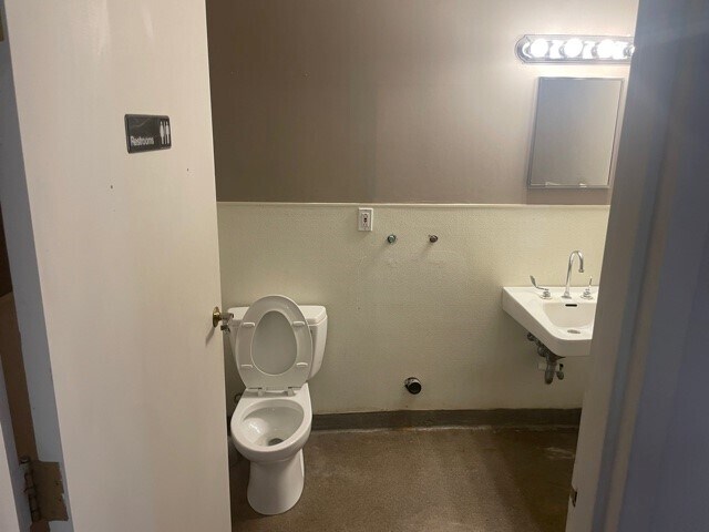 More Photos Of 28 Chestnut St, Andover Storefront Retail Office For Lease