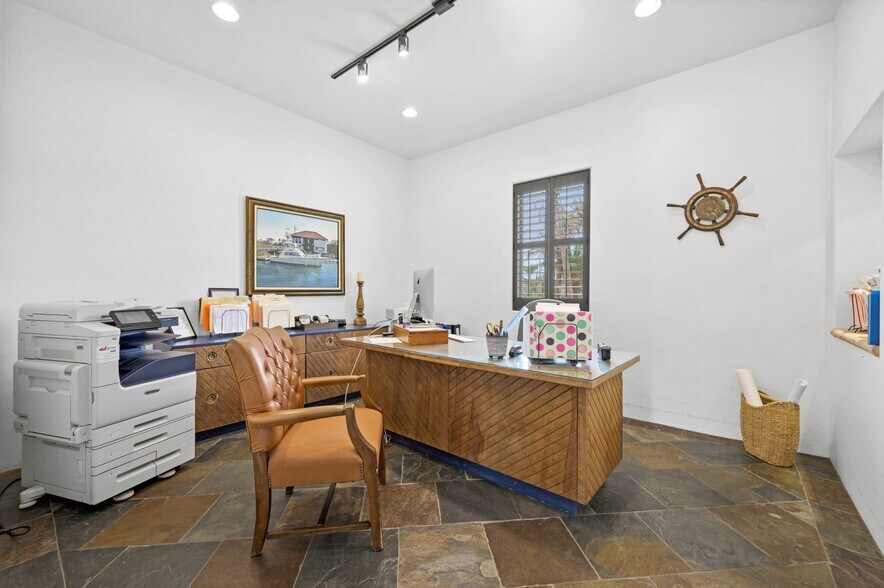 More Photos Of 1703 Highway 35 S, Rockport Office Residential For Lease