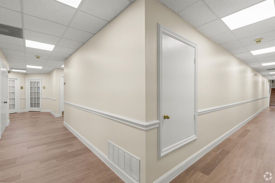 More Photos Of 1615 W Abram St, Arlington Office For Lease