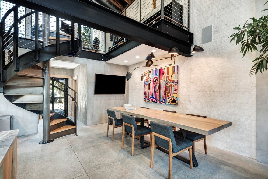 More Photos Of 64678 Cook Ave, Bend General Retail For Sale