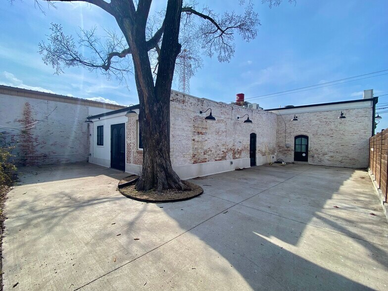 More Photos Of 214-216 S 11th St, Waco General Retail For Lease