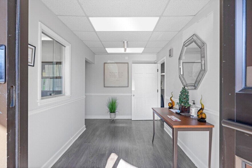 More Photos Of 125 Commerce Cir, Fayetteville Office For Sale