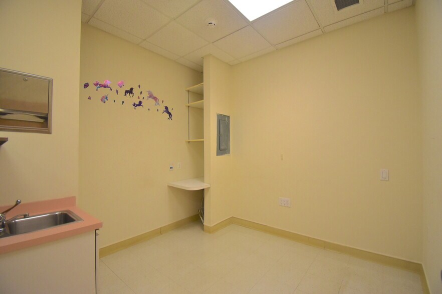 More Photos Of 120 New York Ave, Huntington Medical For Sale