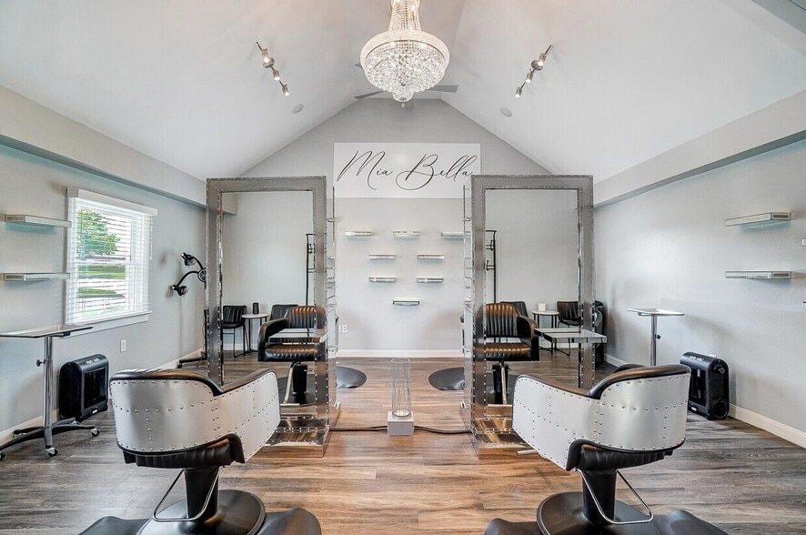 More Photos Of 235 W Franklin St, Centerville Storefront Retail Office For Lease