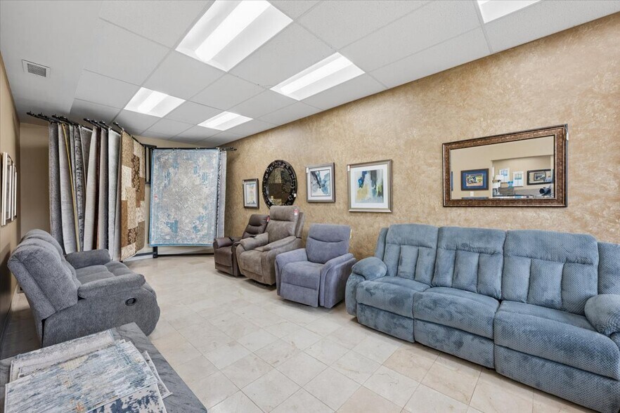 More Photos Of 7045 W North Ave, Oak Park Storefront For Sale