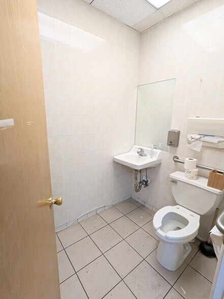 More Photos Of 815 59th St, Brooklyn Storefront Retail Residential For Lease