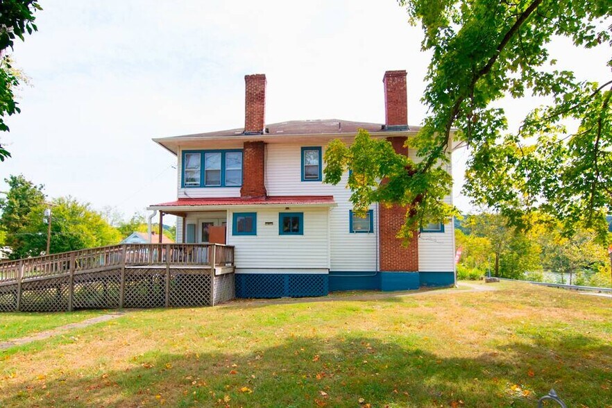 More Photos Of 101 Davis st, Alderson Freestanding For Sale