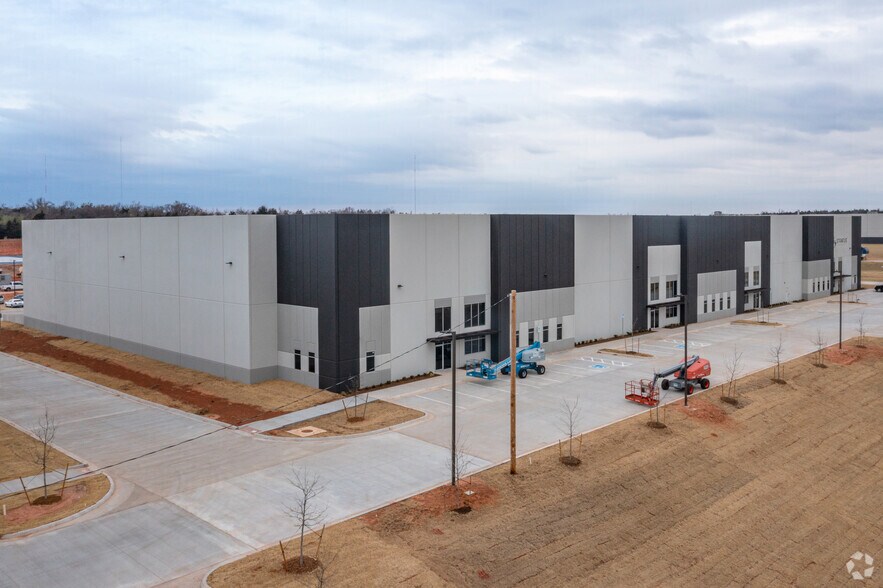 More Photos Of 8801 N I 35 Service Rd, Oklahoma City Distribution For Lease