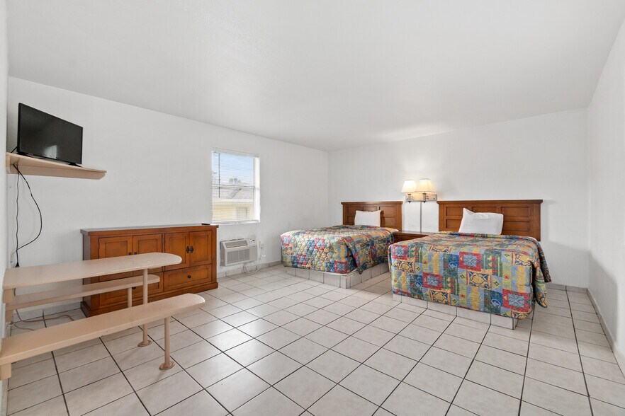 More Photos Of 801 Ridgewood Ave, Holly Hill Hotel For Sale