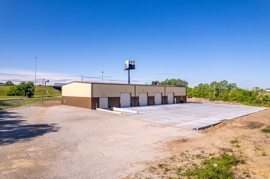 More Photos Of 3801 W 51st St, Tulsa Warehouse For Lease