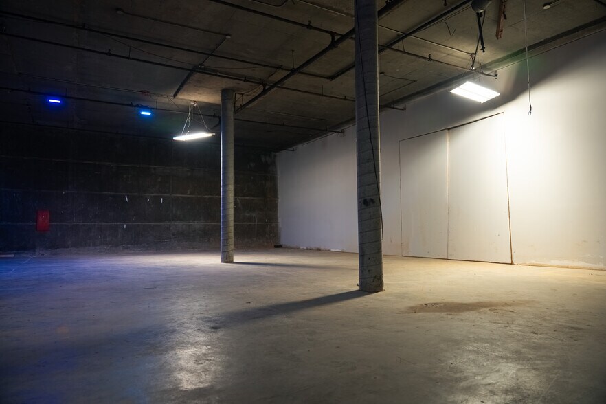 More Photos Of 523 Joseph E Boone Blvd, Atlanta Warehouse For Sale