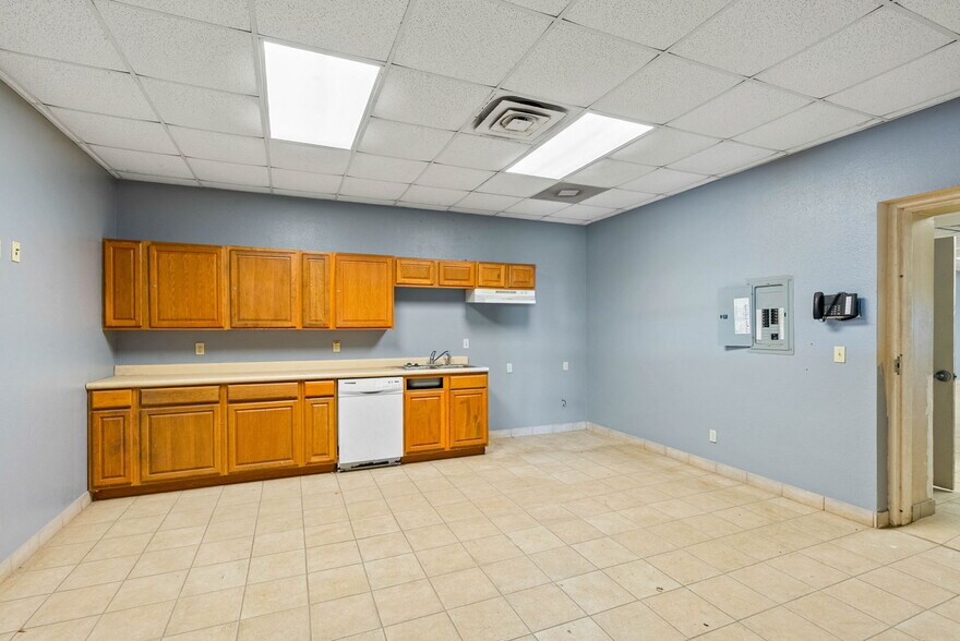 More Photos Of 3806 E Rio Grande St, Victoria Warehouse For Sale