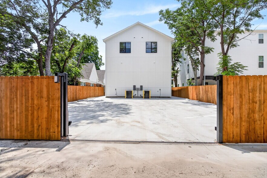 More Photos Of 3133 Cockrell Ave, Fort Worth Apartments For Sale
