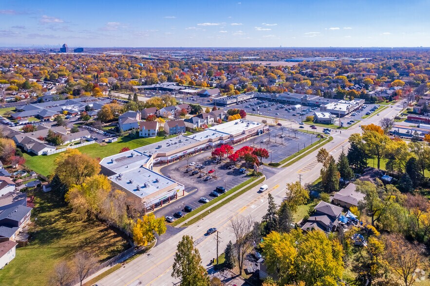 More Photos Of 800-830 E Nerge Rd, Roselle General Retail For Lease