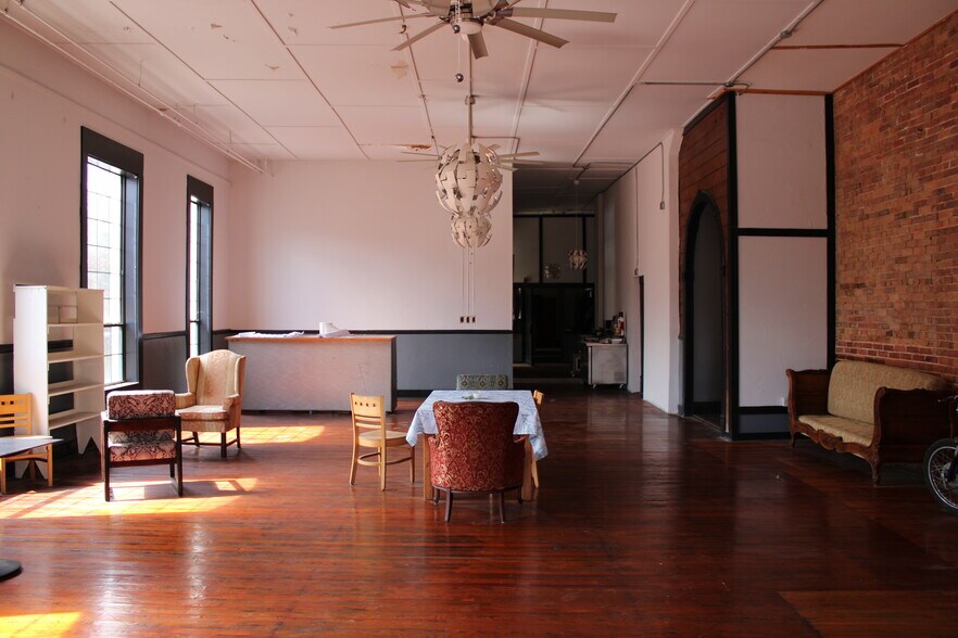 More Photos Of 330 E Main St, Nacogdoches Flex For Sale