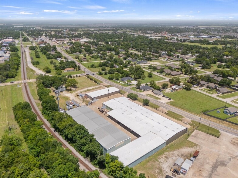 More Photos Of 905 E Broad St, Forney Manufacturing For Lease