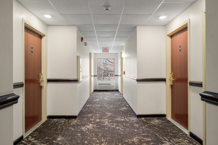 More Photos Of 240 Mitchelle Dr, Hendersonville Hotel For Sale