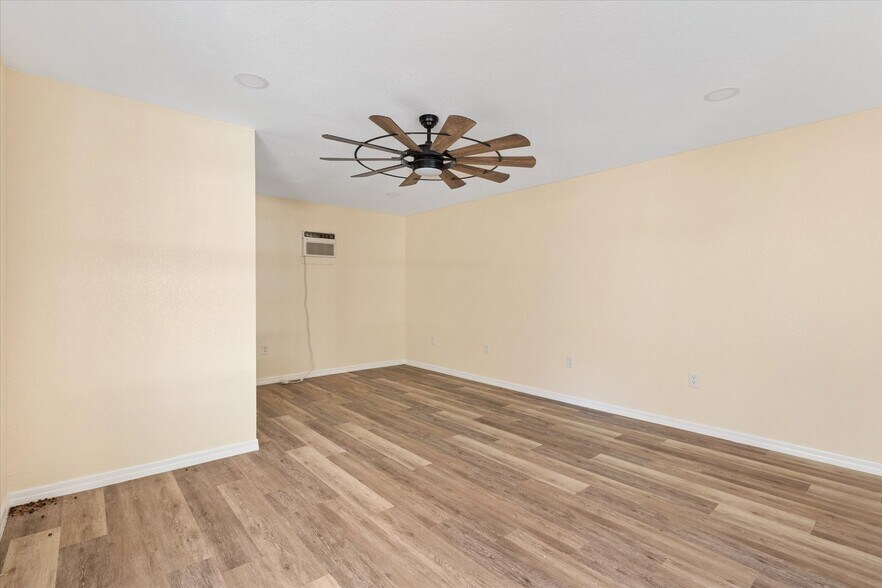 More Photos Of 7112 Marsh Bend Trl, Wildwood Warehouse For Lease