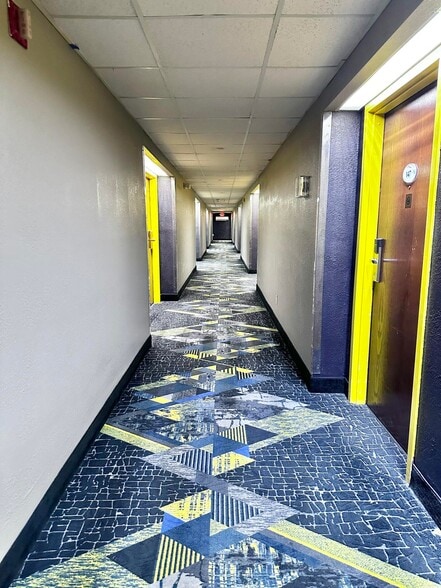 More Photos Of 2075 Highway 192 W, London Hotel For Sale