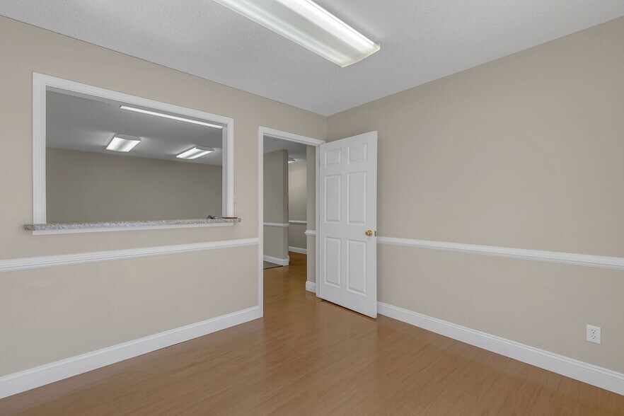 More Photos Of 117 Southwest Dr, Spartanburg Service For Sale