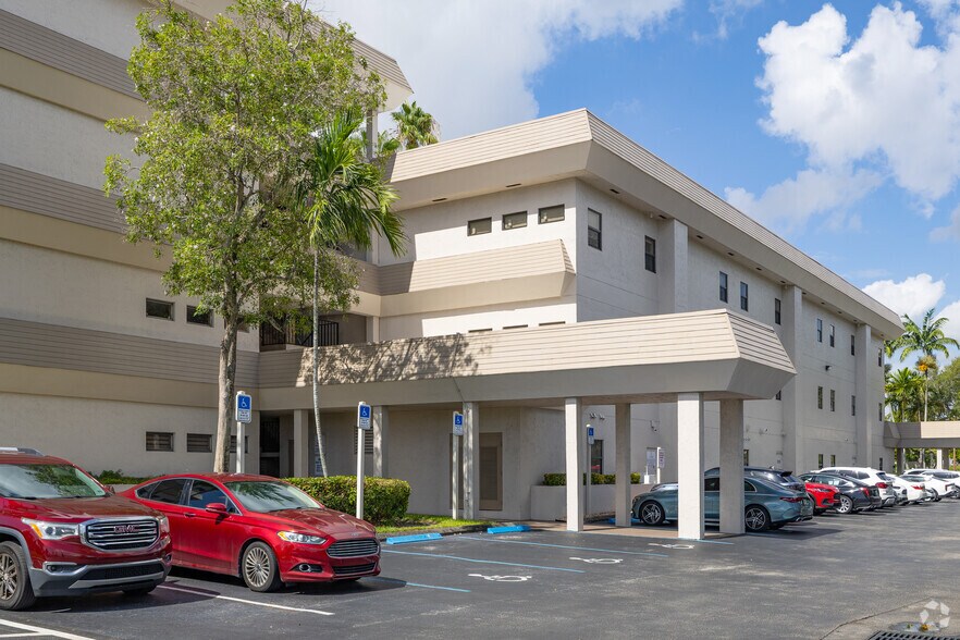 More Photos Of 2699 Stirling Rd, Fort Lauderdale Medical For Lease