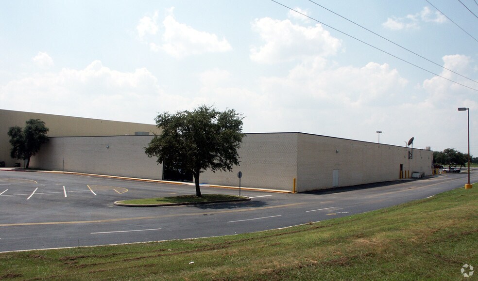 More Photos Of 300 Early Blvd, Early Unknown For Lease