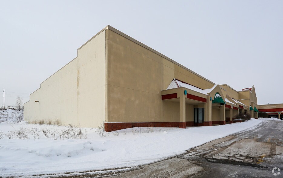 More Photos Of 8603 W Brown Deer Rd, Milwaukee Storefront For Lease