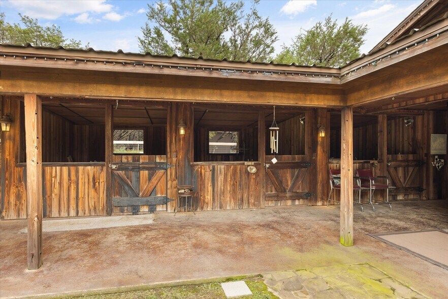 More Photos Of 1904 Floyd Rd, Weatherford Specialty For Sale