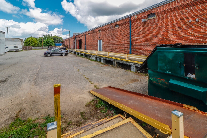 More Photos Of 827 Douglas Ave, Portsmouth Warehouse For Lease