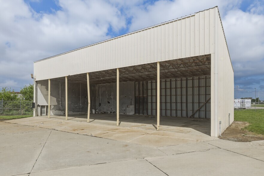 More Photos Of 300 E 39th St, Hastings Distribution For Sale
