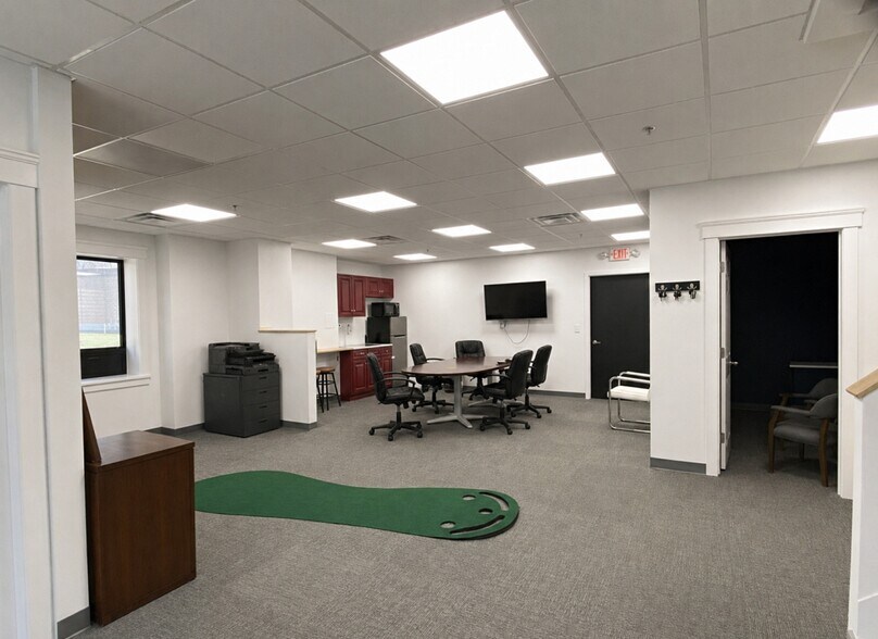 More Photos Of 1 Presidential Way, Woburn Light Distribution For Lease