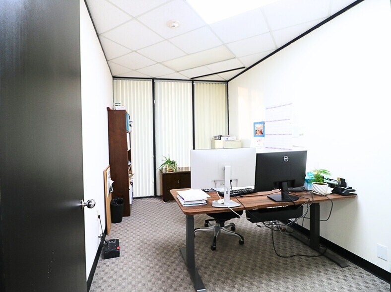 More Photos Of 6100 Corporate Dr, Houston Office For Sale