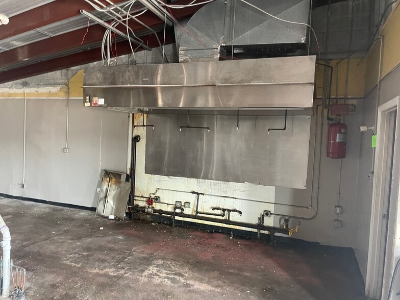More Photos Of 2212-2218 Madison St, Clarksville General Retail For Lease