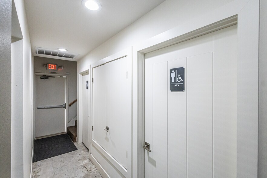 More Photos Of 302 Crossroads St, Laredo Office For Lease