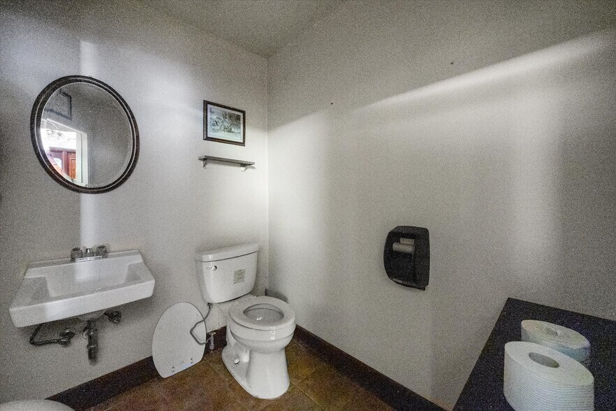 More Photos Of 107 S Beaton St, Corsicana Storefront For Sale