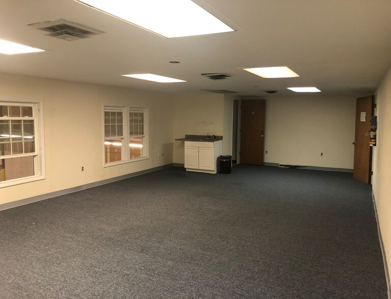 More Photos Of 45 Everett Dr, Princeton Junction Light Distribution For Lease
