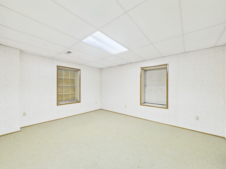 More Photos Of 123 S 3rd St, Ironton Storefront Retail Office For Sale