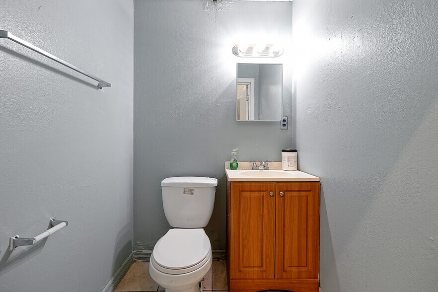 More Photos Of 11435 Rocket Blvd, Orlando Warehouse For Lease