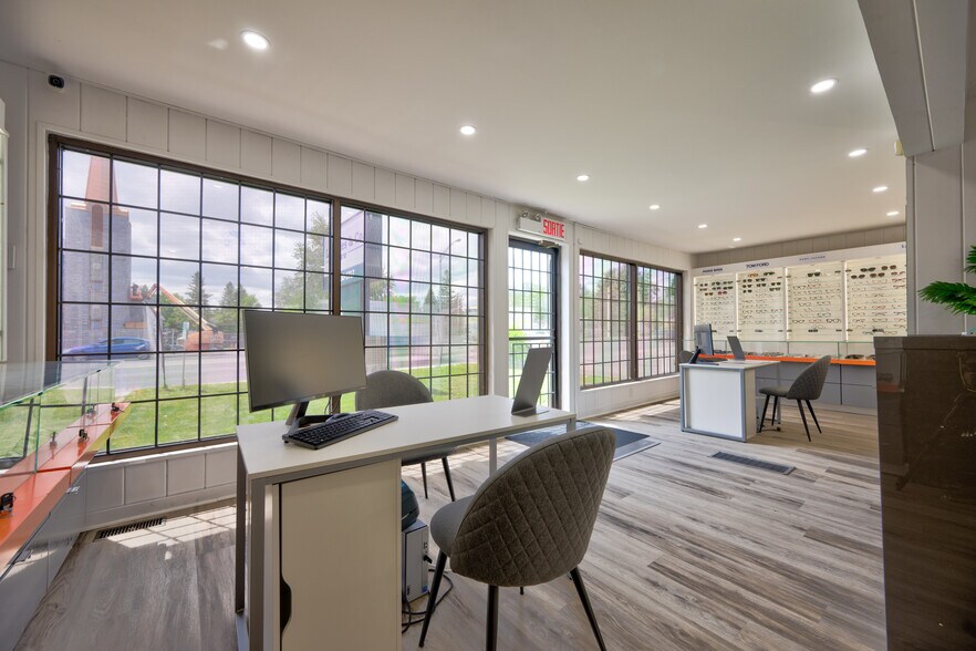 More Photos Of 96 Boul Du Curé-Labelle, Sainte-therese Freestanding For Sale