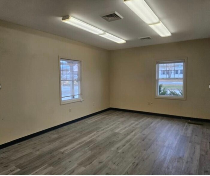 More Photos Of 412 High St, Ellsworth Office For Lease